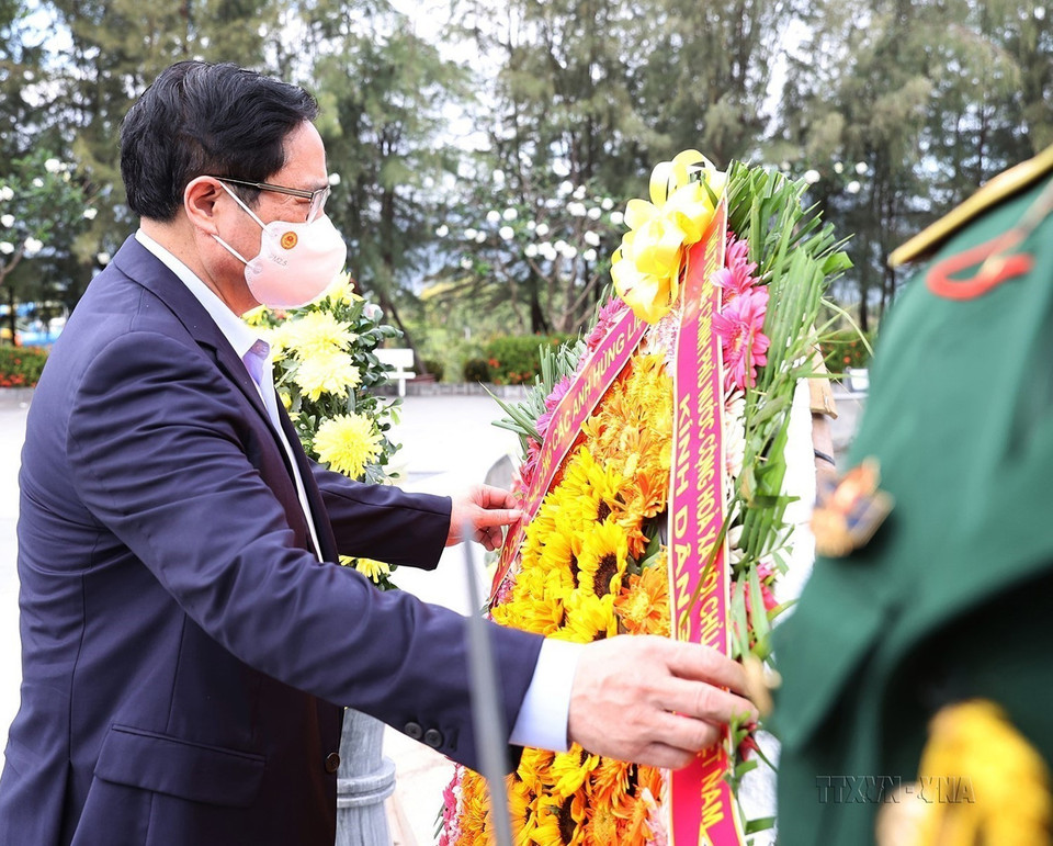 Chiều 12/3/2022, Thủ tướng Phạm Minh Chính và đoàn công tác đến dâng hương tại Khu tưởng niệm chiến sỹ Gạc Ma (xã Cam Hải Đông, huyện Cam Lâm, tỉnh Khánh Hòa). (Ảnh: Dương Giang/TTXVN)
