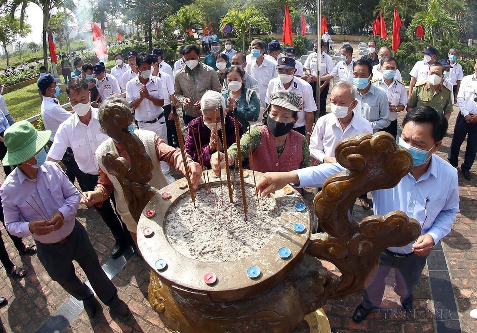 Đồng đội, thân nhân gia đình các liệt sỹ hy sinh tại Gạc Ma ngày 14/3/1988 tại buổi lễ tưởng niệm ở đình làng Nại Nam, phường Hòa Cường Bắc, quận Hải Châu, thành phố Đà Nẵng (13/3/2022). (Ảnh: Trần Lê Lâm/TTXVN)