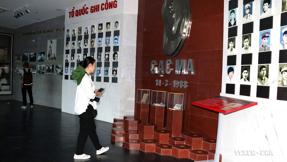 Người dân đến dâng hương và tham quan Nhà truyền thống Khu tưởng niệm chiến sỹ Gạc Ma tại xã Cam Hải Đông, huyện Cam Lâm, tỉnh Khánh Hòa. (Ảnh: Phan Sáu/TTXVN)