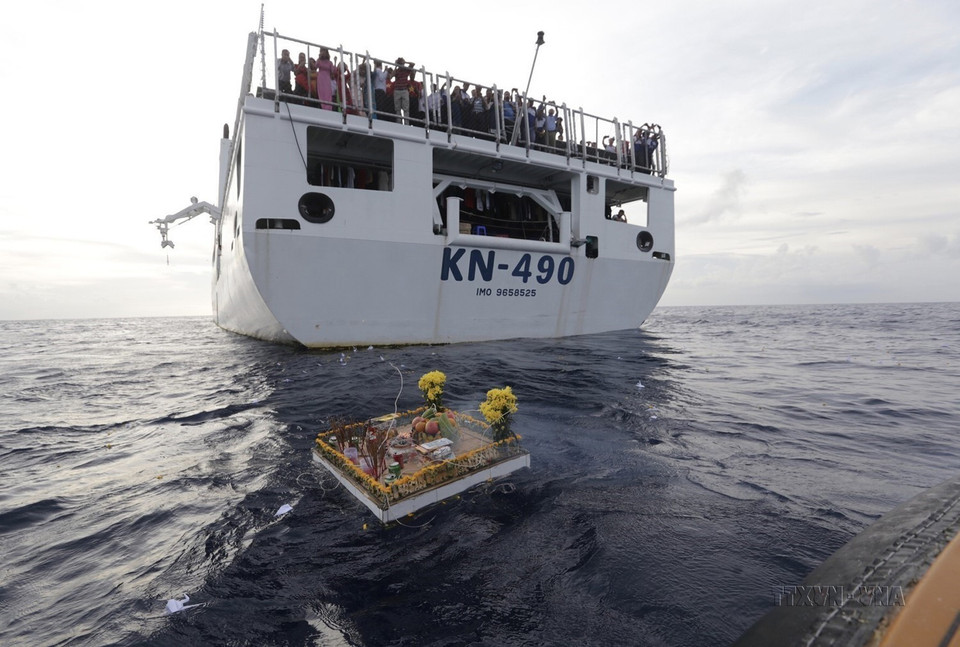 Đoàn công tác số 11 ra thăm Trường Sa tiến hành nghi thức thả bàn thờ xuống biển, tưởng niệm và tri ân các liệt sỹ đã hy sinh trên vùng biển Trường Sa (10/5/2019). (Ảnh: Trần Việt/TTXVN)