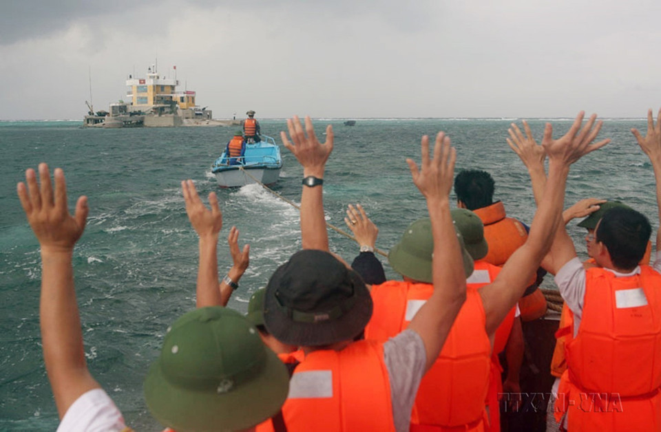 Cán bộ, chiến sỹ tàu Trường Sa 14 đến đảo Cô Lin - đảo đá được các chiến sỹ hải quân anh dũng chiến đấu, bảo vệ thành công trong trận chiến đấu tại Gạc Ma ngày 14/3/1988. (Ảnh: Xuân Trường/TTXVN)