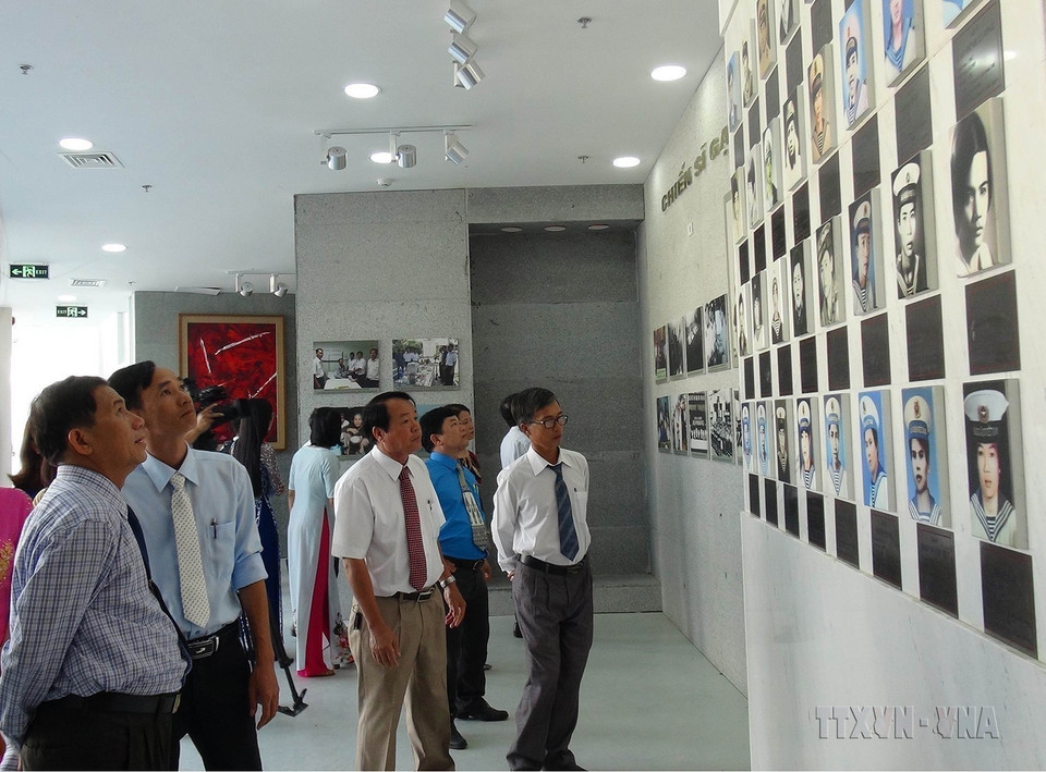 Người dân và du khách tham quan bảo tàng lưu giữ những hiện vật liên quan đến cuộc đời và thân nhân của 64 chiến sĩ Gạc Ma năm xưa, tại Khu tưởng niệm chiến sỹ Gạc Ma, xã Cam Hải Đông, huyện Cam Lâm (tỉnh Khánh Hòa). (Ảnh: Phan Sáu/TTXVN)