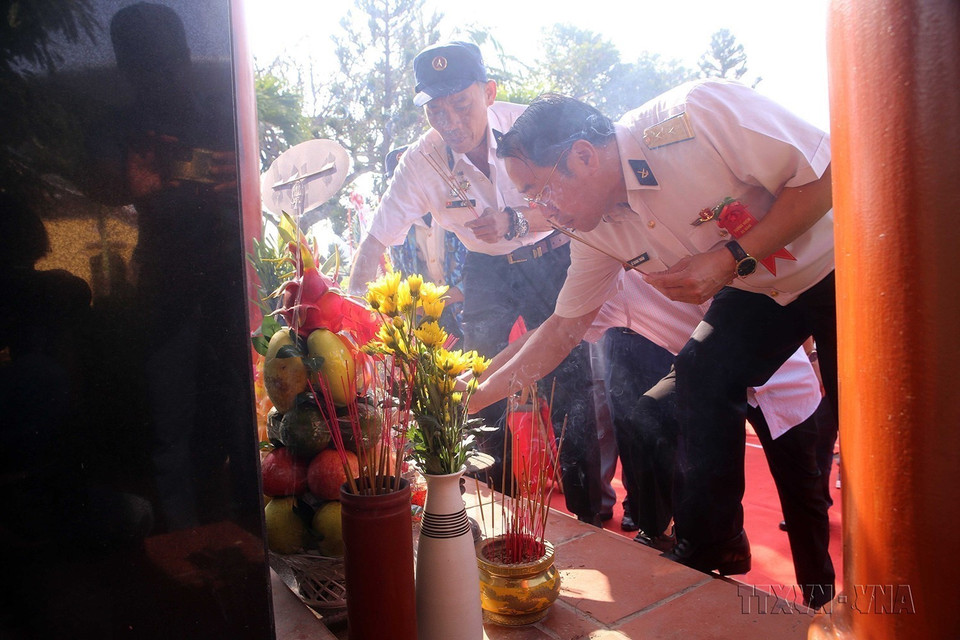 Cựu chiến binh Ban Liên lạc truyền thống bộ đội Trường Sa tại Đà Nẵng dâng hương tưởng niệm, tri ân các liệt sỹ hy sinh tại Gạc Ma (Đà Nẵng, 12/3/2023). (Ảnh: Trần Lê Lâm/TTXVN)