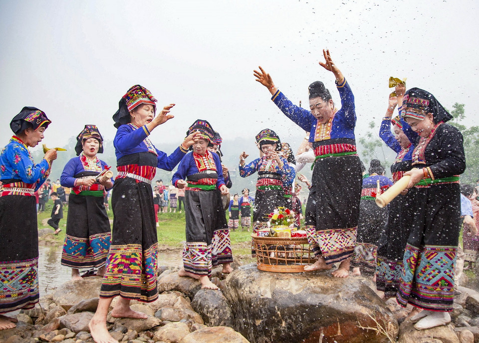  Bà mo cùng đoàn người dâng tế lễ vật, cúng mời thần suối. (Ảnh: Xuân Tư/TTXVN)