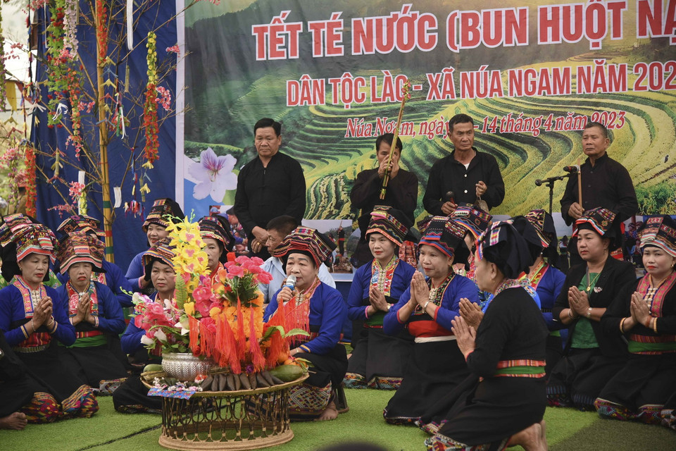  Nghi thức cầu khấn thần linh do bà mo chủ trì cầu mong mưa thuận gió hòa, mùa màng tốt tươi, sức khỏe dồi dào. (Ảnh: Xuân Tư/TTXVN)
