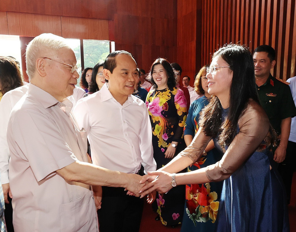 Tổng Bí thư Nguyễn Phú Trọng với lãnh đạo tỉnh Lạng Sơn. (Ảnh: Trí Dũng/TTXVN)