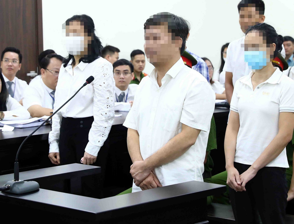 Bị cáo Vũ Kiên Trung, cựu Chủ tịch Công ty TNHH MTV Công viên cây xanh Hà Nội khai báo trước tòa. (Ảnh: Phạm Kiên/TTXVN)