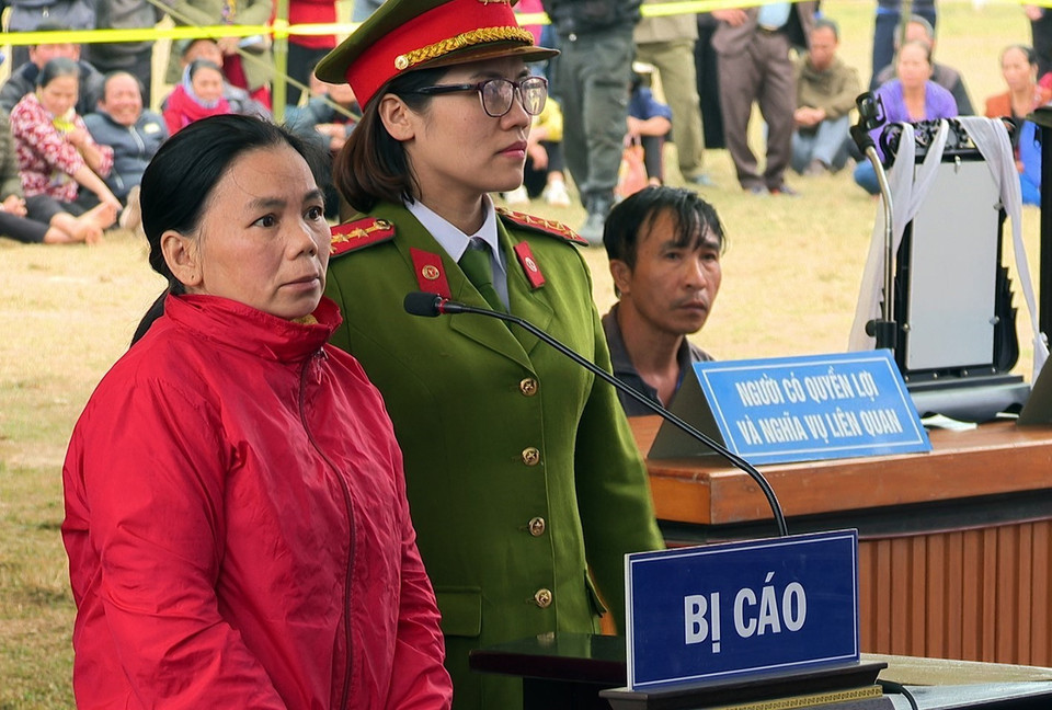 Bị cáo Bùi Kim Thu bị tuyên mức án 36 tháng tù về tội không tố giác tội phạm, kiến nghị xem xét khởi tố về tội che giấu tội phạm. (Ảnh: Phan Tuấn Anh/TTXVN)