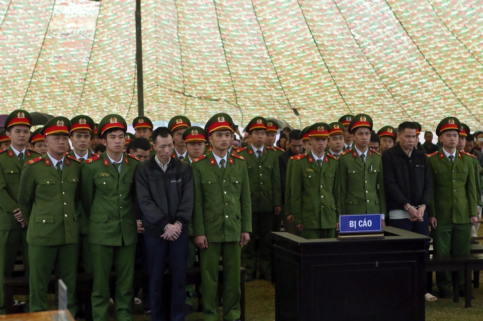 Các bị cáo đứng nghe tòa tuyên án. (Ảnh: Phan Tuấn Anh/TTXVN)