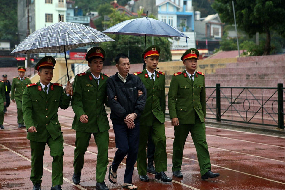 Bị cáo Lường Văn Hùng bị dẫn giải đến phiên xét xử. (Ảnh: Phan Tuấn Anh/TTXVN)