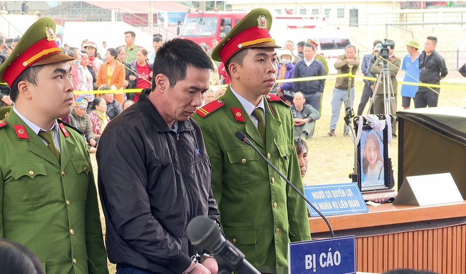 Bị cáo Phạm Văn Nhiệm bị tuyên án 11 năm tù về tội bắt cóc nhằm chiếm đoạt tài sản, tử hình về tội giết người, 12 năm tù về tội hiếp dâm, tổng hợp hình phạt là tử hình. (Ảnh: Phan Tuấn Anh/TTXVN)