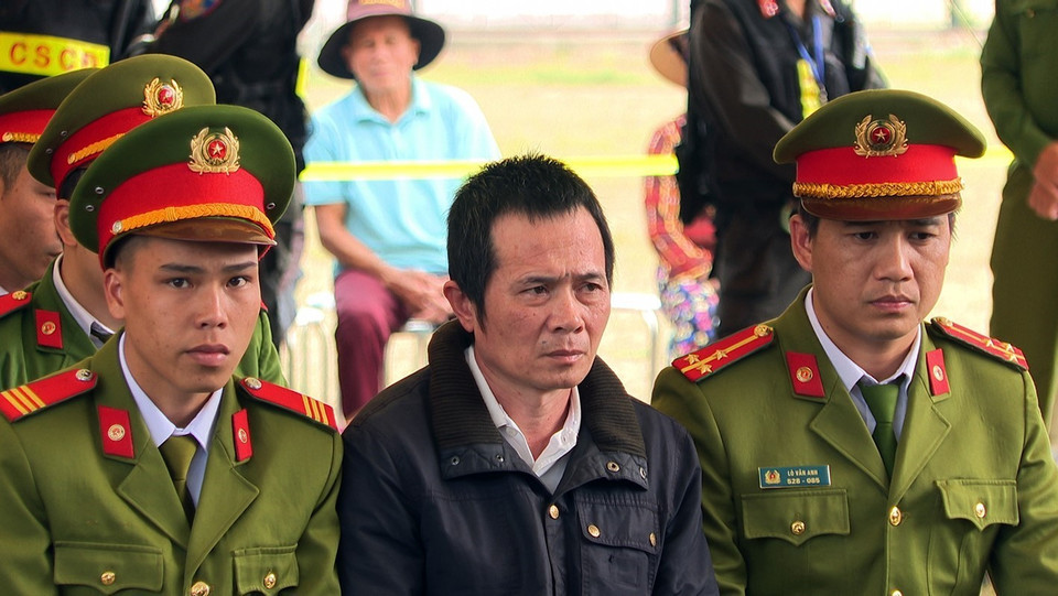 Bị cáo Phạm Văn Dũng bị tuyên án 10 năm tù về tội hiếp dâm. (Ảnh: Phan Tuấn Anh/TTXVN)