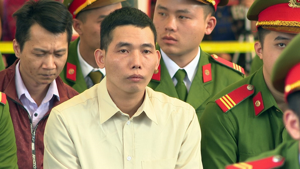 Bị cáo Lường Văn Lả bị tuyên án 11 năm tù về tội bắt cóc nhằm chiếm đoạt tài sản, tử hình về tội giết người, 12 năm tù về tội hiếp dâm, tổng hợp hình phạt là tử hình. (Ảnh: Phan Tuấn Anh/TTXVN)