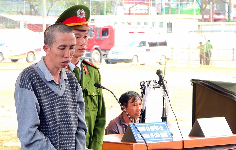 Bị cáo Bùi Văn Công bị tuyên án 13 năm tù về tội bắt cóc nhằm chiếm đoạt tài sản, tử hình về tội giết người, 14 năm tù về tội hiếp dâm, 2 năm tù về tội tàng trữ trái phép chất ma túy, cộng với chung thân trong vụ án mua bán trái phép chất ma túy trước đó, tổng hợp hình phạt là tử hình. (Ảnh: Phan Tuấn Anh/TTXVN)