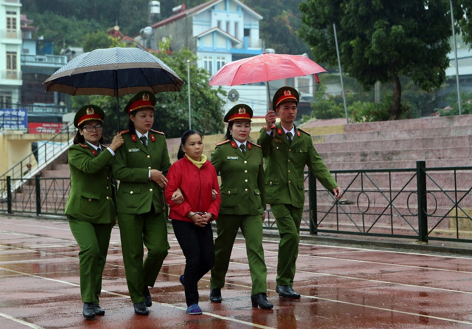 Bị cáo Bùi Kim Thu bị dẫn giải đến phiên xét xử. (Ảnh: Phan Tuấn Anh/TTXVN)