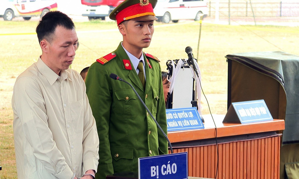 Bị cáo Lường Văn Hùng bị tuyên án 12 năm tù về tội bắt cóc nhằm chiếm đoạt tài sản, tử hình về tội giết người, 13 năm tù về tội hiếp dâm, chung thân trong vụ án mua bán trái phép chất ma túy trước đó, tổng hợp hình phạt là tử hình. (Ảnh: Phan Tuấn Anh/TTXVN)