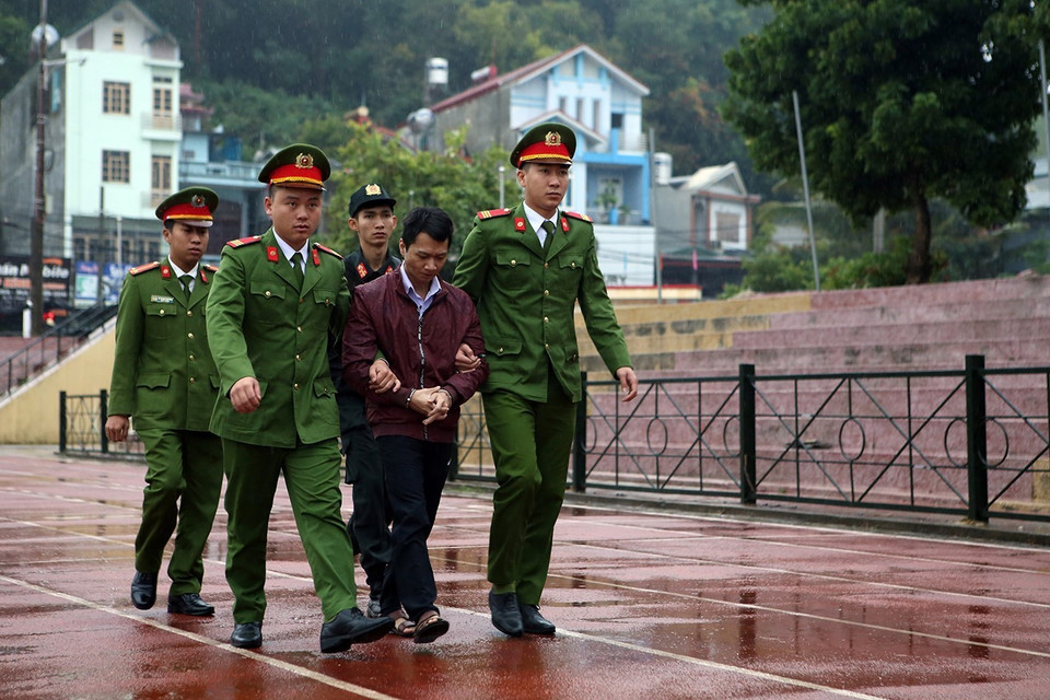 Bị cáo Vương Văn Hùng bị dẫn giải đến phiên xét xử. (Ảnh: Phan Tuấn Anh/TTXVN)