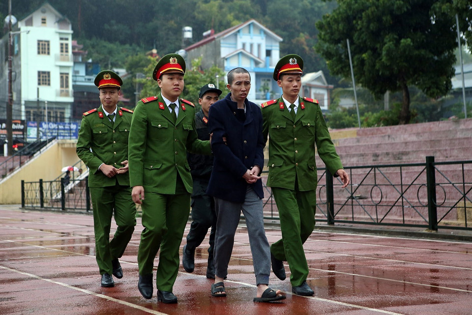 Bị cáo Bùi Văn Công bị dẫn giải đến phiên xét xử. (Ảnh: Phan Tuấn Anh/TTXVN)