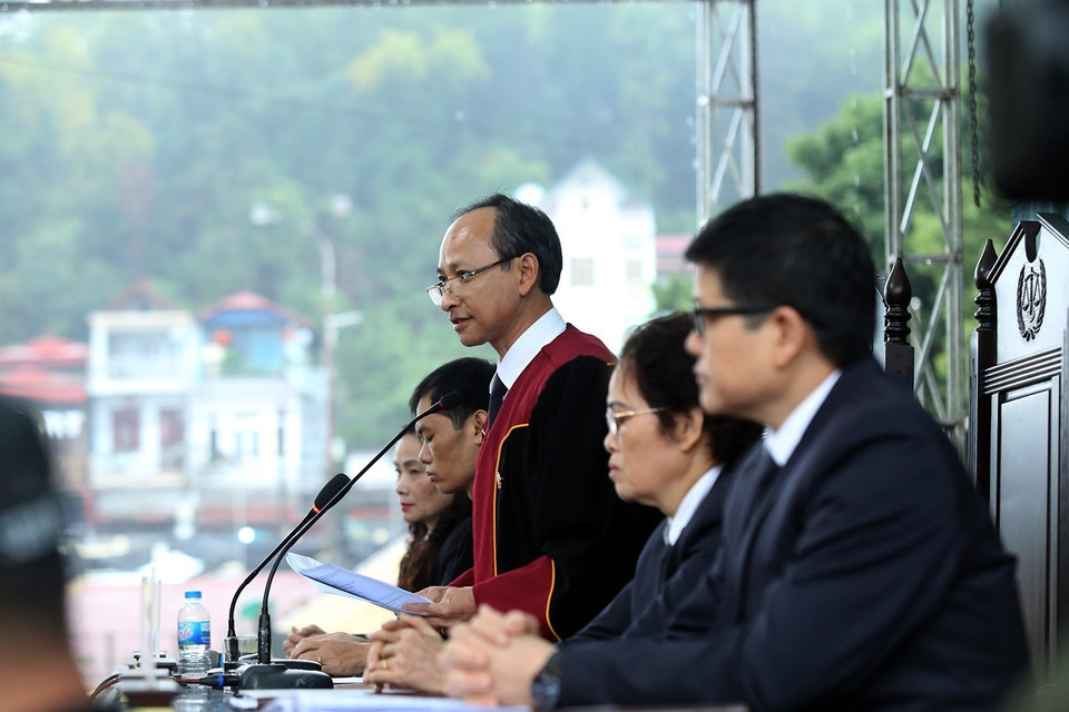 Chủ tọa phiên tòa đọc cáo trạng trong ngày tuyên án các bị cáo. (Ảnh: Phan Tuấn Anh/TTXVN)