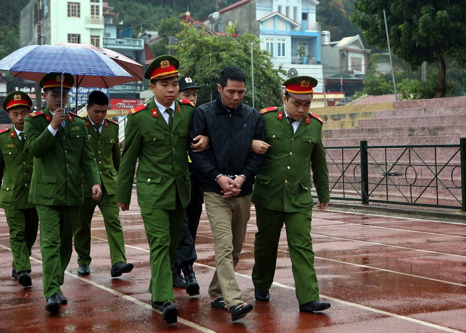 Bị cáo Phạm Văn Nhiệm bị dẫn giải đến phiên xét xử. (Ảnh: Phan Tuấn Anh/TTXVN)