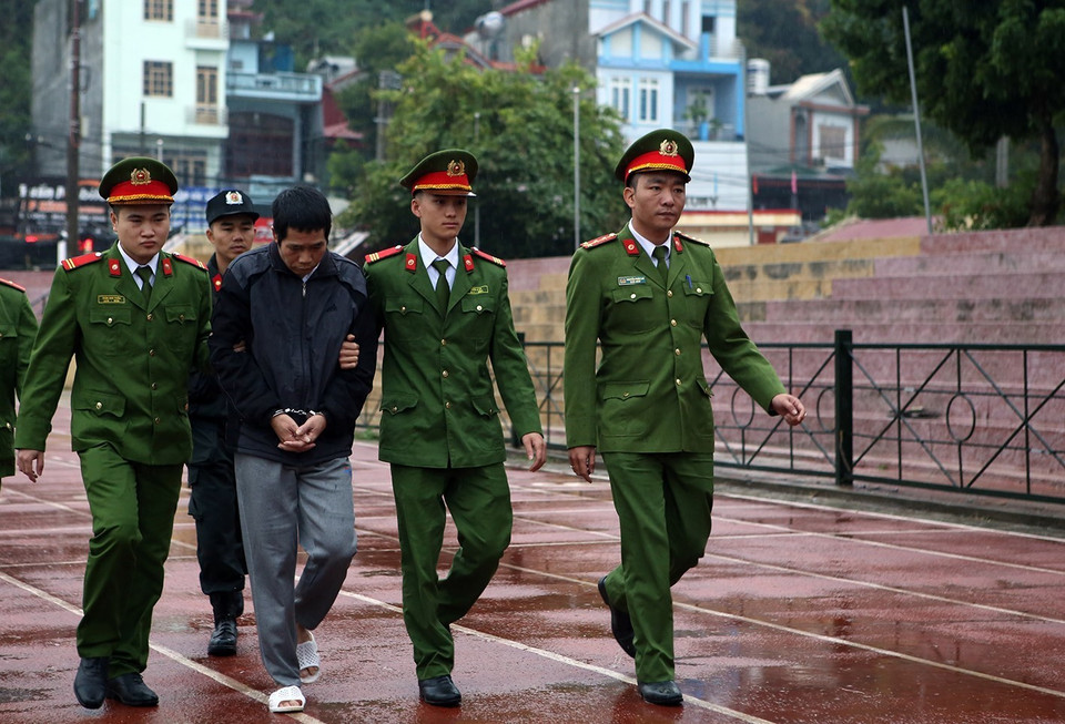 Bị cáo Cầm Văn Chương bị dẫn giải đến phiên xét xử. (Ảnh: Phan Tuấn Anh/TTXVN)