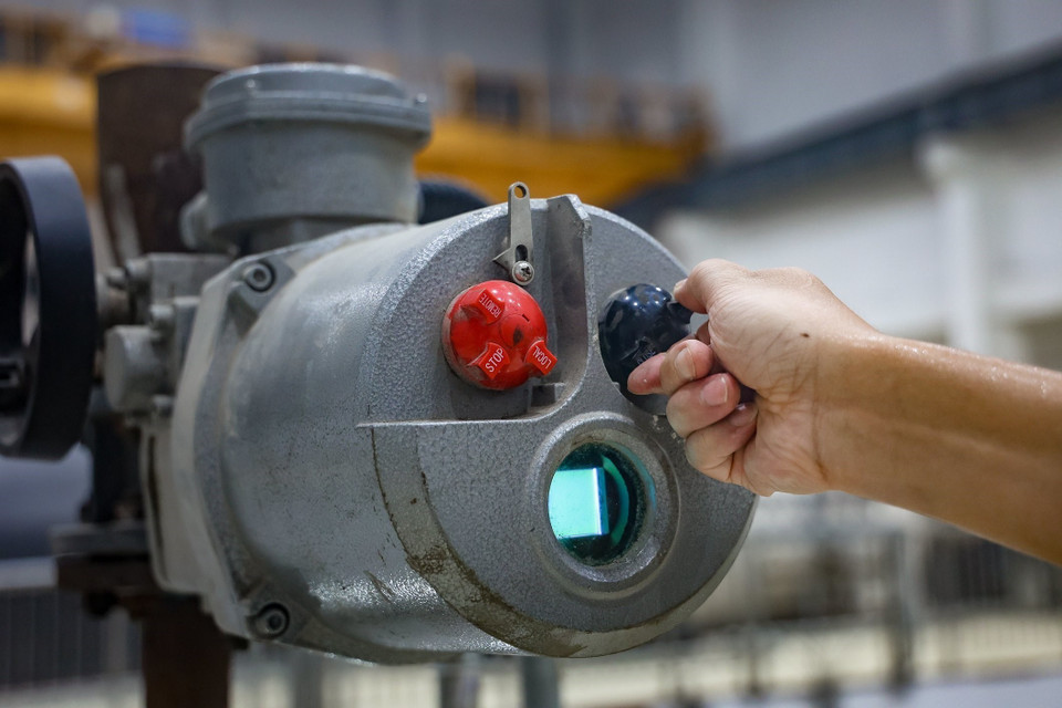 Dự kiến khoảng 20MW điện sinh ra từ quá trình đốt rác sẽ phục vụ hoạt động của nhà máy, và khoảng 50MW sẽ hòa vào điện lưới quốc gia. Trong ảnh: Vận hành thử nghiệm quy trình đốt rác, biến rác thành điện năng tại nhà máy. (Ảnh: Trung Nguyên/TTXVN)