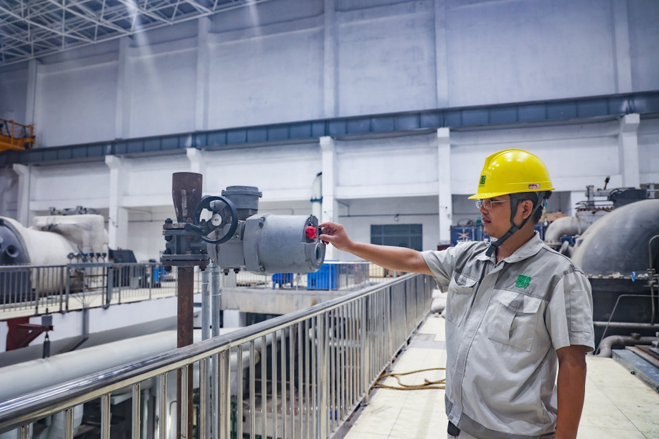 Việc vận hành nhà máy chia làm 3 giai đoạn với tổng số 5 lò đốt và 3 tổ máy phát điện. Giai đoạn 1 sẽ có 1 lò đốt và 1 tổ máy vận hành, khoảng 1.000 tấn rác được nhà máy tiếp nhận mỗi ngày. Giai đoạn 2 gồm 2 lò đốt và giai đoạn 3 gồm 2 lò đốt nữa sẽ vận hành trong năm 2022. Trong ảnh: Công nhân vận hành thử nghiệm quy trình đốt rác, biến rác thành điện năng tại nhà máy. (Ảnh: Trung Nguyên/TTXVN)