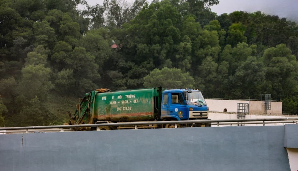 Khoảng 70% rác thải sinh hoạt không phân loại của 9 quận nội thành và 5 huyện trên địa bàn thành phố Hà Nội sẽ được vận chuyển về đây mỗi ngày. (Ảnh: Trung Nguyên/TTXVN)