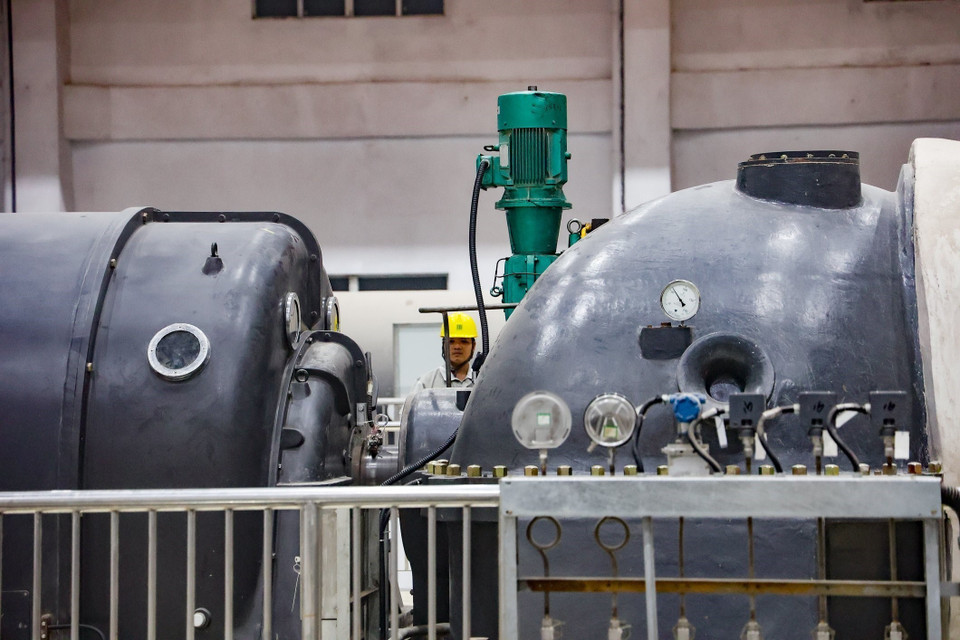 Trong ảnh: Hệ thống buồng đốt và tuabin khổng lồ tại nhà máy. (Ảnh: Trung Nguyên/TTXVN)