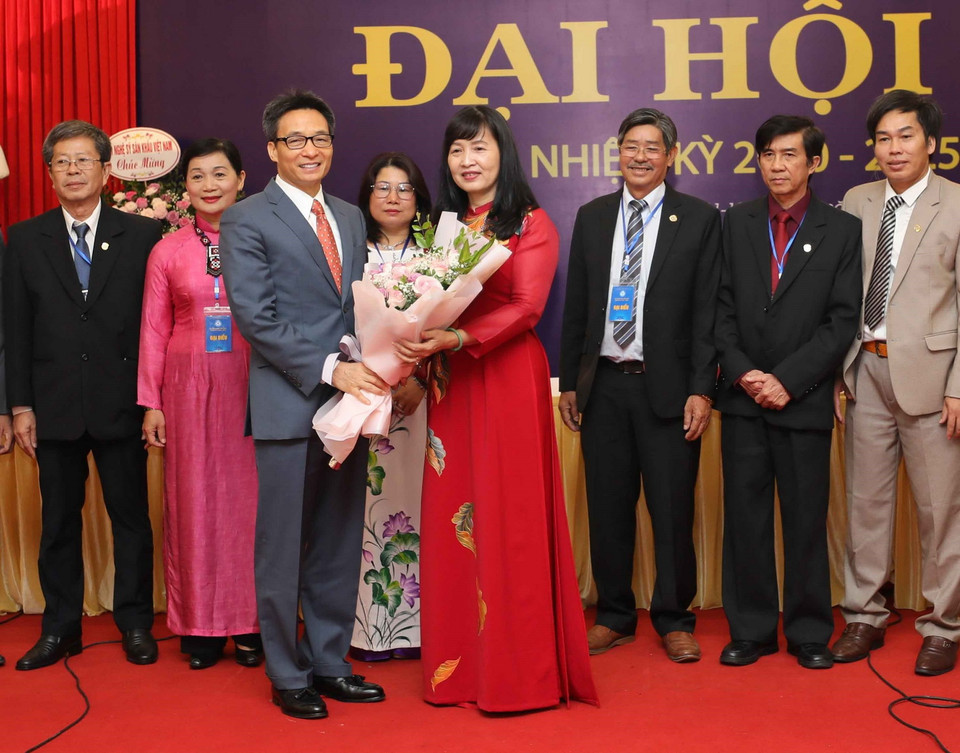  Phó Thủ tướng Chính phủ Vũ Đức Đam chúc mừng tân Chủ tịch và Ban Chấp hành mới Hội Nghệ sĩ Nhiếp ảnh Việt Nam nhiệm kỳ 2020-2025. (Ảnh: Thanh Tùng/TTXVN)