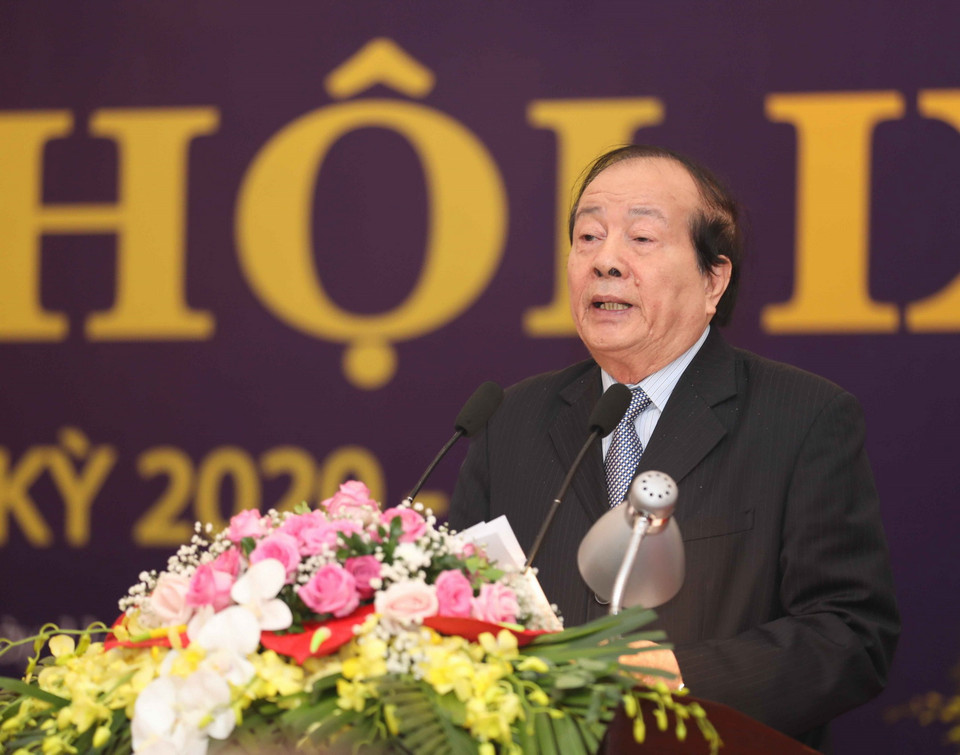 Nhà thơ Hữu Thỉnh, Chủ tịch Liên hiệp các Hội Văn học Nghệ thuật Việt Nam phát biểu tại đại hội. (Ảnh: Thanh Tùng/TTXVN)