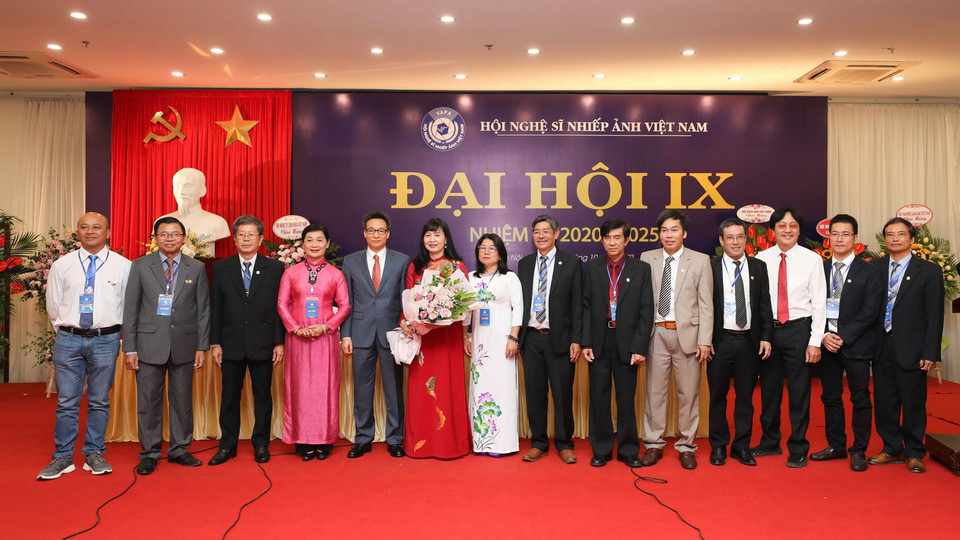 Phó Thủ tướng Chính phủ Vũ Đức Đam chúc mừng tân Chủ tịch và Ban Chấp hành mới Hội Nghệ sĩ Nhiếp ảnh Việt Nam nhiệm kỳ 2020-2025. (Ảnh: Thanh Tùng/TTXVN)