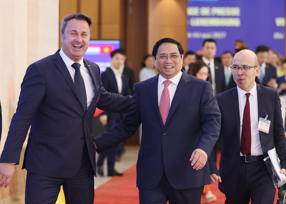 Thủ tướng Phạm Minh Chính và Thủ tướng Đại Công quốc Luxembourg Xavier Bettel gặp gỡ báo chí sau hội đàm. (Ảnh: Dương Giang/TTXVN)