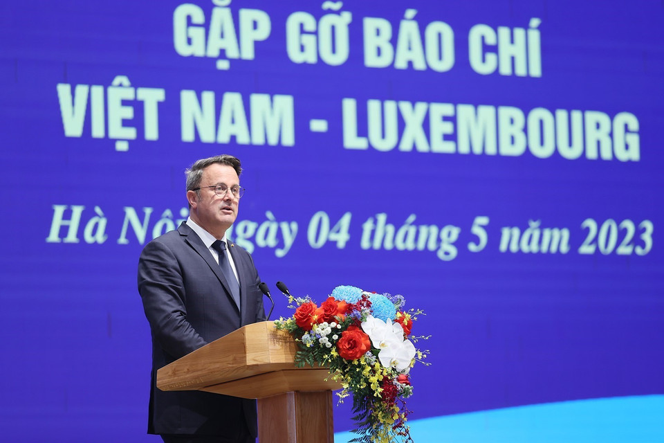 Thủ tướng Đại Công quốc Luxembourg Xavier Bettel phát biểu tại buổi gặp gỡ báo chí. (Ảnh: Dương Giang/TTXVN)