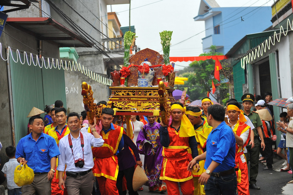 Nghi lễ rước nước được thực hiện từ đền thờ Vua Đinh Tiên Hoàng đến bến sông Hoàng Long và ngược lại, là nghi thức tâm linh quan trọng có lịch sử lâu đời của người dân Cố đô Hoa Lư. (Ảnh: Minh Đức/TTXVN)