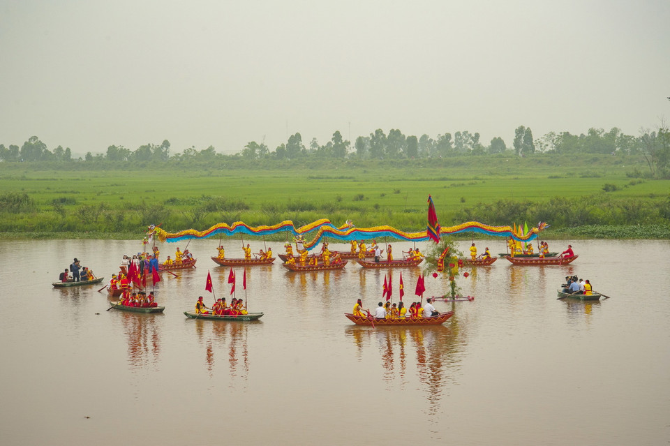 Nghi lễ rước nước được thực hiện từ đền thờ Vua Đinh Tiên Hoàng đến bến sông Hoàng Long và ngược lại. (Ảnh: Minh Đức/TTXVN)