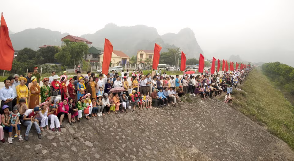 Đông đảo du khách trong và ngoài nước về lễ hội Hoa Lư để chiêm ngưỡng nghi thức tâm linh quan trọng có lịch sử lâu đời của người dân Cố đô Hoa Lư. (Ảnh: Minh Đức/TTXVN)