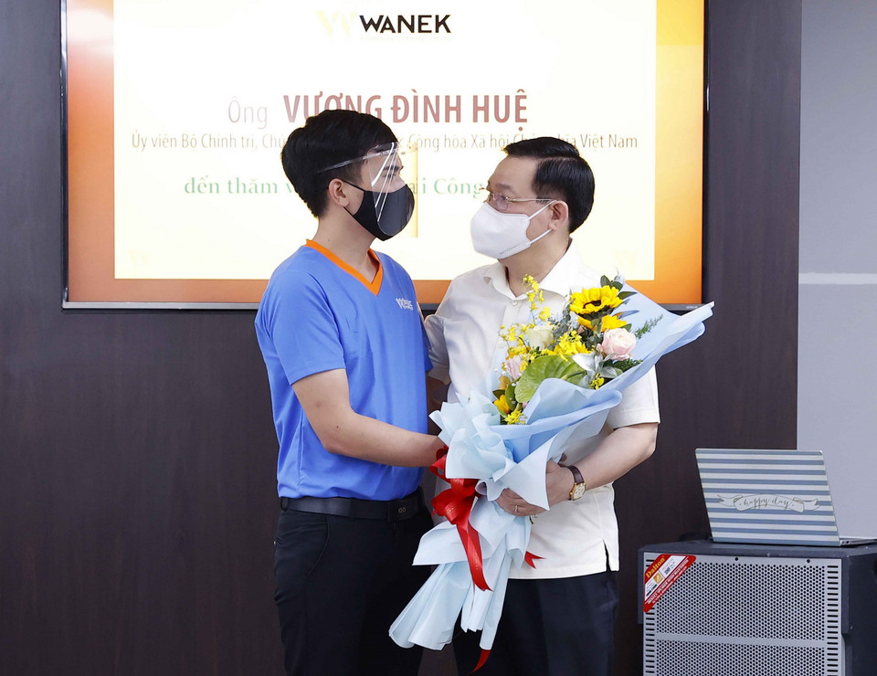 Đại diện người lao động đang làm việc tại Công ty Wanek Furniture tặng hoa Chủ tịch Quốc hội Vương Đình Huệ. (Ảnh: Doãn Tấn/TTXVN)