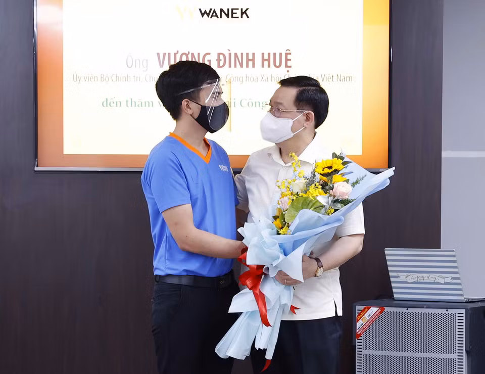 Đại diện người lao động đang làm việc tại Công ty Wanek Furniture tặng hoa Chủ tịch Quốc hội Vương Đình Huệ. (Ảnh: Doãn Tấn/TTXVN)