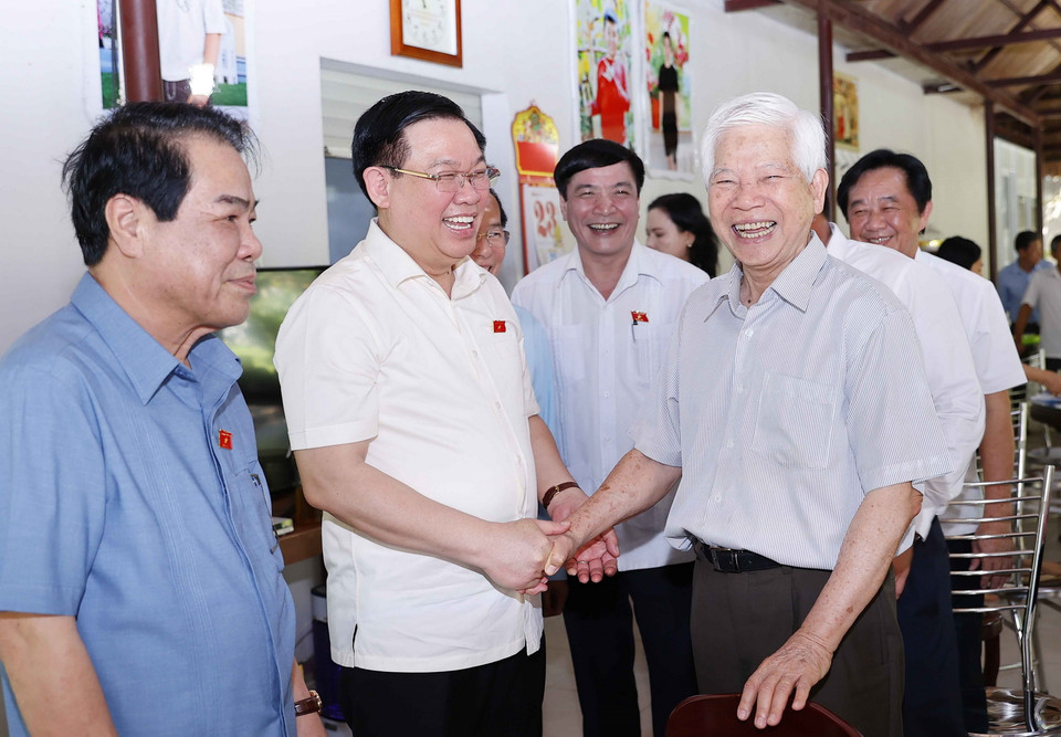 Chủ tịch Quốc hội Vương Đình Huệ và nguyên Chủ tịch nước Nguyễn Minh Triết. (Ảnh: Doãn Tấn/TTXVN)