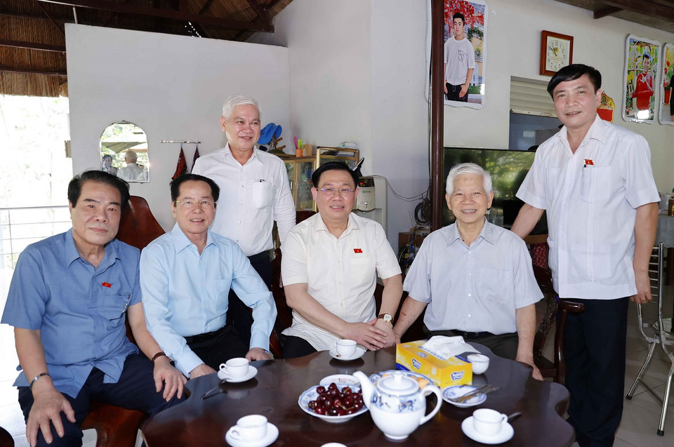 Chủ tịch Quốc hội Vương Đình Huệ với nguyên Chủ tịch nước Nguyễn Minh Triết và các đại biểu. (Ảnh: Doãn Tấn/TTXVN)