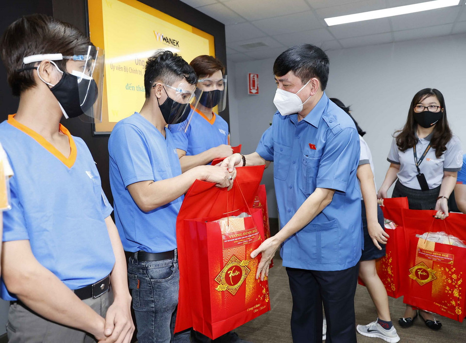 Tổng thư ký Quốc hội, Chủ nhiệm Văn phòng Quốc hội Bùi Văn Cường tặng quà Tết cho công nhân, người lao động đang làm việc tại Công ty Wanek Furniture. (Ảnh: Doãn Tấn/TTXVN)