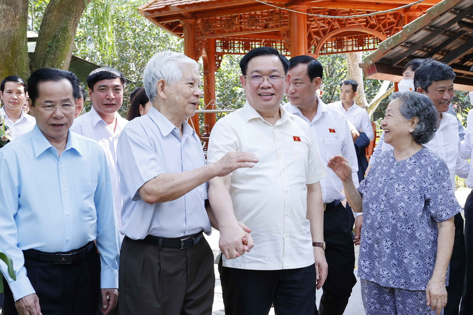 Chủ tịch Quốc hội Vương Đình Huệ chúc Tết gia đình nguyên Chủ tịch nước Nguyễn Minh Triết. (Ảnh: Doãn Tấn/TTXVN)