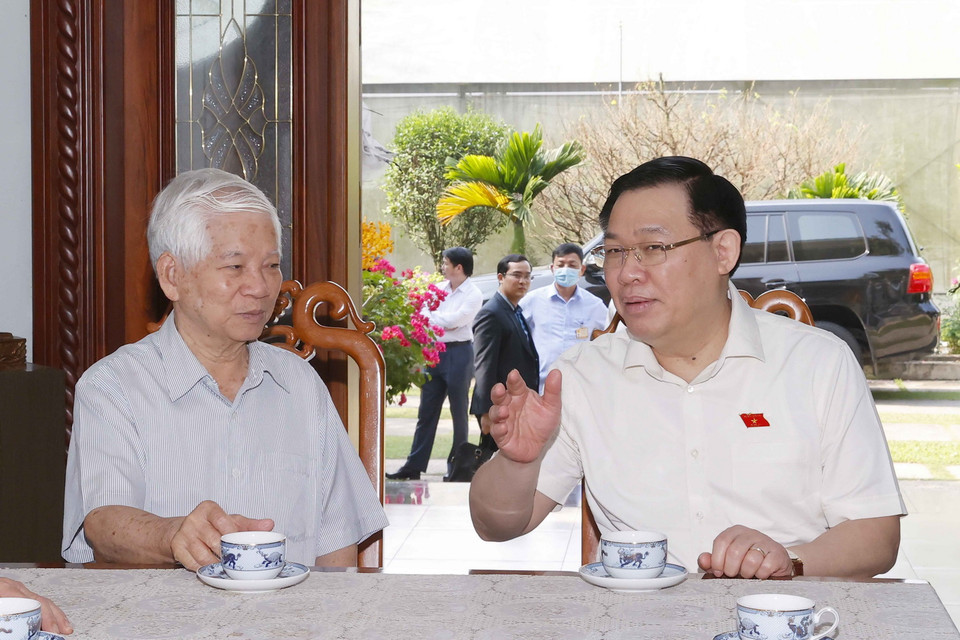 Sáng 23/1, Chủ tịch Quốc hội Vương Đình Huệ đến thăm, chúc Tết ông Nguyễn Minh Triết, nguyên Chủ tịch nước. (Ảnh: Doãn Tấn/TTXVN)