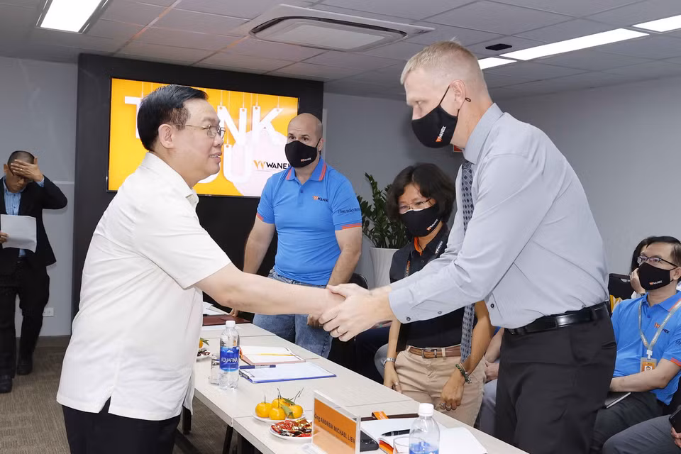Chủ tịch Quốc hội Vương Đình Huệ với Ban Giám đốc Công ty Wanek Furniture. (Ảnh: Doãn Tấn/TTXVN)