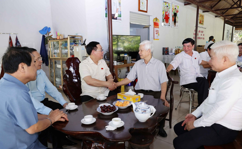 Chủ tịch Quốc hội Vương Đình Huệ chúc Tết nguyên Chủ tịch nước Nguyễn Minh Triết. (Ảnh: Doãn Tấn/TTXVN)