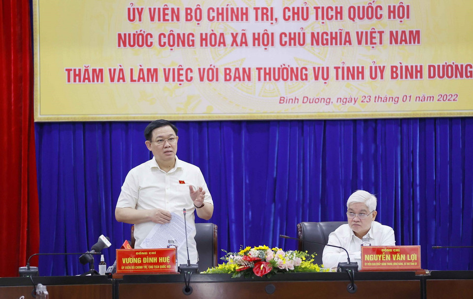 Chủ tịch Quốc hội Vương Đình Huệ phát biểu làm việc với Ban Thường vụ Tỉnh ủy Bình Dương. (Ảnh: Doãn Tấn/TTXVN)