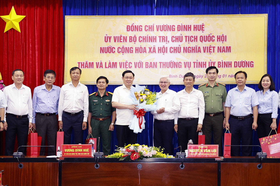 Chủ tịch Quốc hội tặng quà Tết cho Ban Thường vụ Tỉnh ủy Bình Dương. (Ảnh: Doãn Tấn/TTXVN)