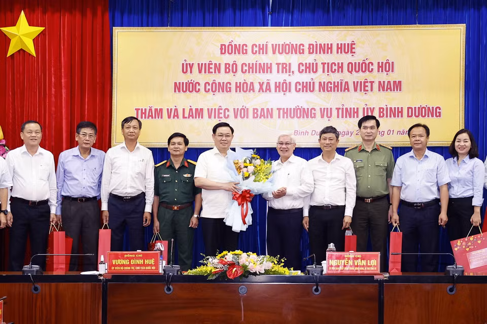 Chủ tịch Quốc hội tặng quà Tết cho Ban Thường vụ Tỉnh ủy Bình Dương. (Ảnh: Doãn Tấn/TTXVN)