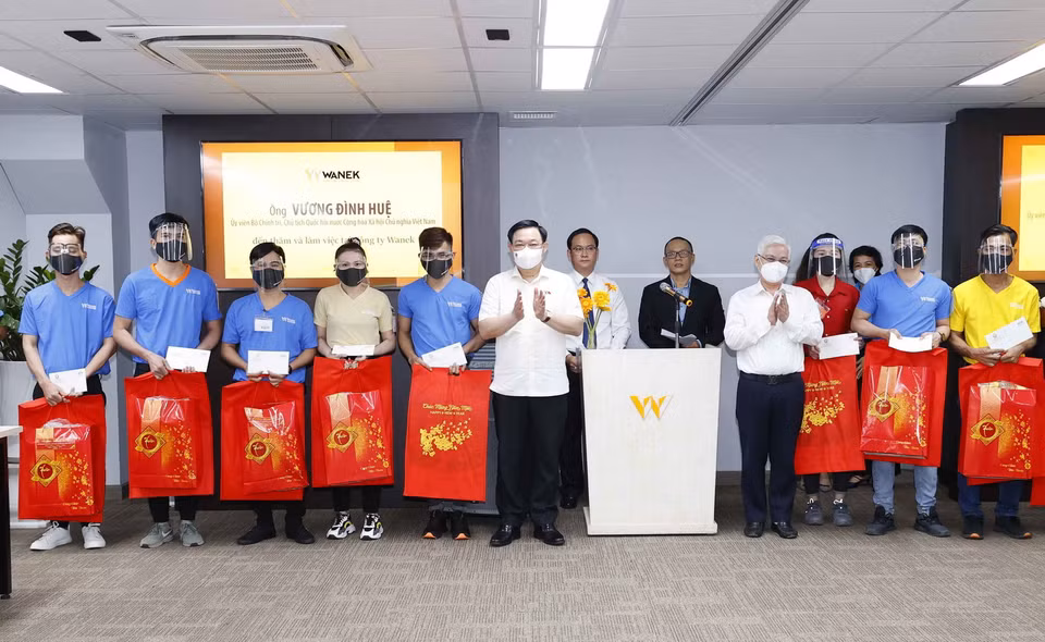 Chủ tịch Quốc hội Vương Đình Huệ tặng quà Tết cho công nhân, người lao động. (Ảnh: Doãn Tấn/TTXVN)